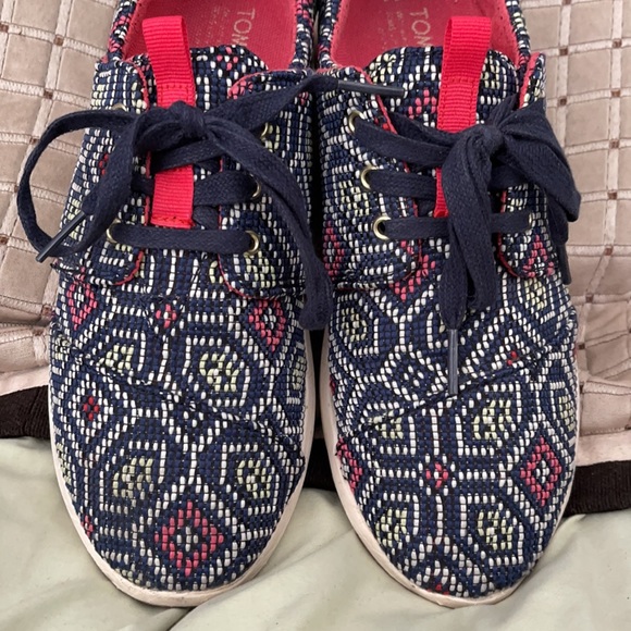 Toms Shape Embroidered Design Lightweight Sneakers - Picture 2 of 12
